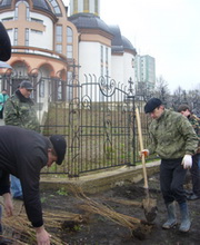 Церковні та державні екологи в Івано-Франківську озеленюють церковні території